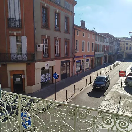 Avec Balcon Donnant Sur Place De La Mairie Castelsarrasin