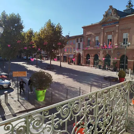 Avec Balcon Donnant Sur Place De La Mairie Castelsarrasin