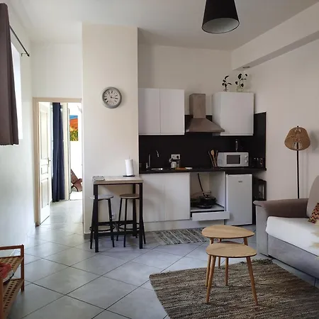 Avec Balcon Donnant Sur Place De La Mairie Castelsarrasin