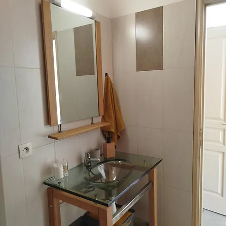 Avec Balcon Donnant Sur Place De La Mairie