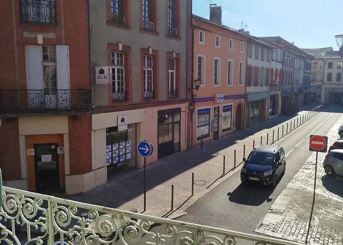 Avec Balcon Donnant Sur Place De La Mairie Castelsarrasin