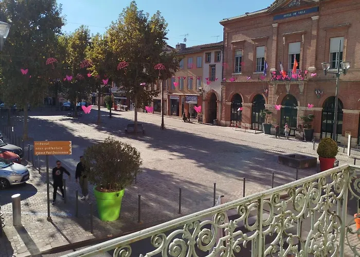 Avec Balcon Donnant Sur Place De La Mairie Castelsarrasin