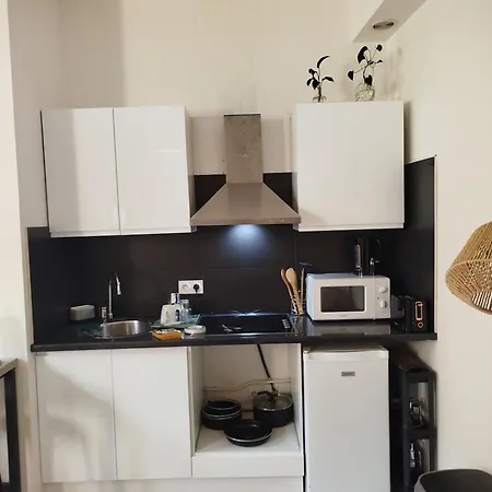 Avec Balcon Donnant Sur Place De La Mairie * Castelsarrasin