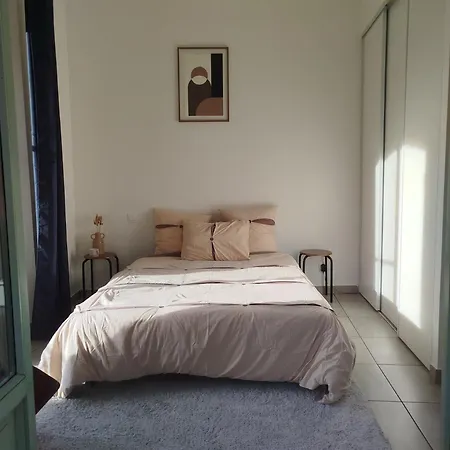 Avec Balcon Donnant Sur Place De La Mairie