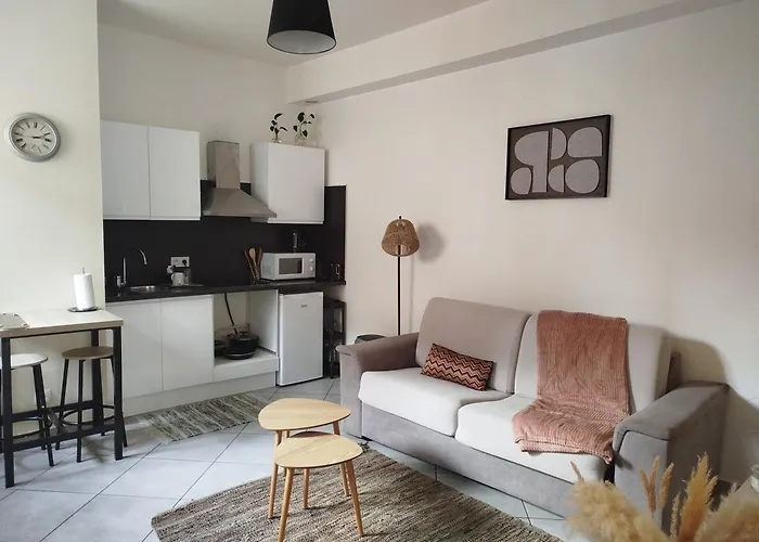 Avec Balcon Donnant Sur Place De La Mairie