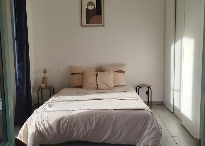 Avec Balcon Donnant Sur Place De La Mairie