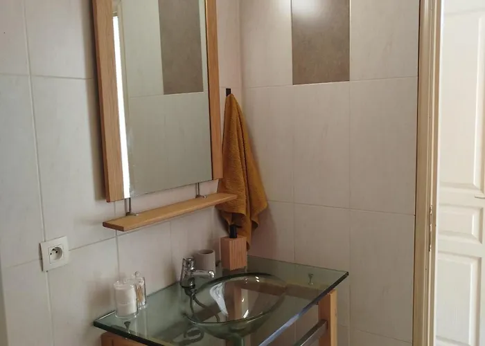 Avec Balcon Donnant Sur Place De La Mairie